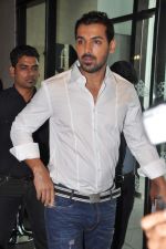 John Abraham launches special issue of People magazine in F Bar, Mumbai on 28th Nov 2012 (6).JPG
